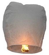 Lampion štěstí bílé barvy. Rozměry: 40 x 60 x 106cm (40cm v nejužším místě, 60cm v nejširším místě, 106cm výška).